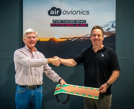 Handshake marking the acquisition of the DOLBA antenna production by AIR Avionics
